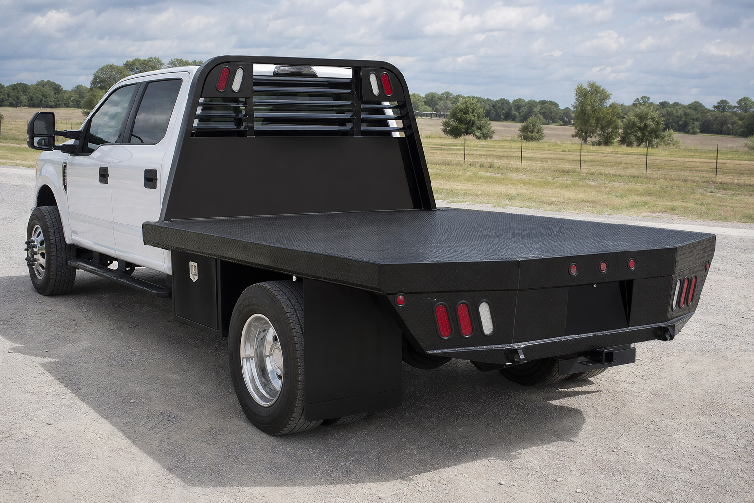 You are currently viewing CM vs Neckover Truck Beds: Which Flatbed Is Right for Your Work Truck?