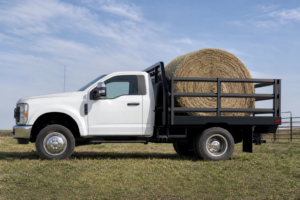 Read more about the article Bale Bed vs Hay Flatbed: Which One Handles Round Bales Better?