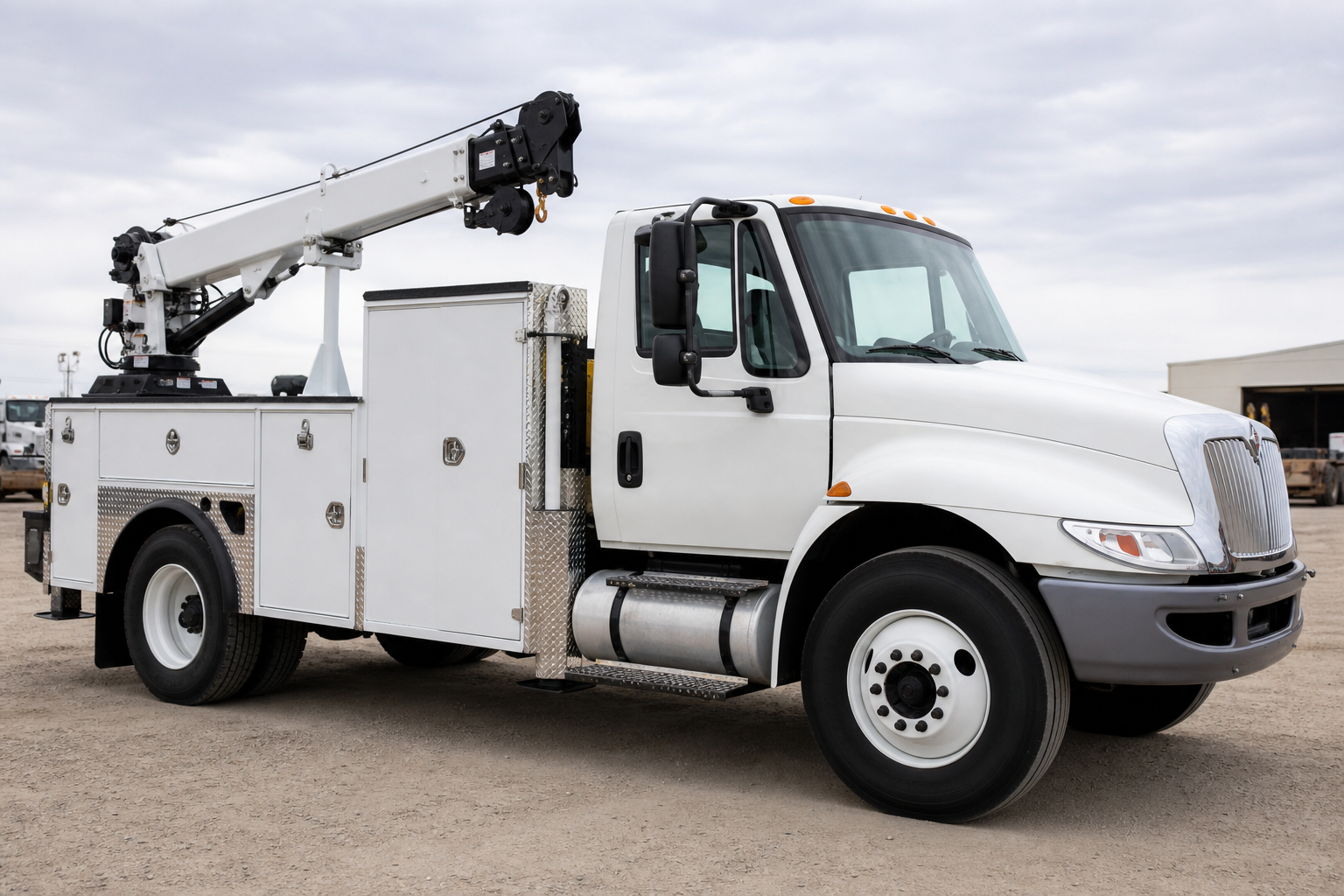 Read more about the article Mechanics Crane Truck vs. Lube Truck: Which Body Fits Your Work?