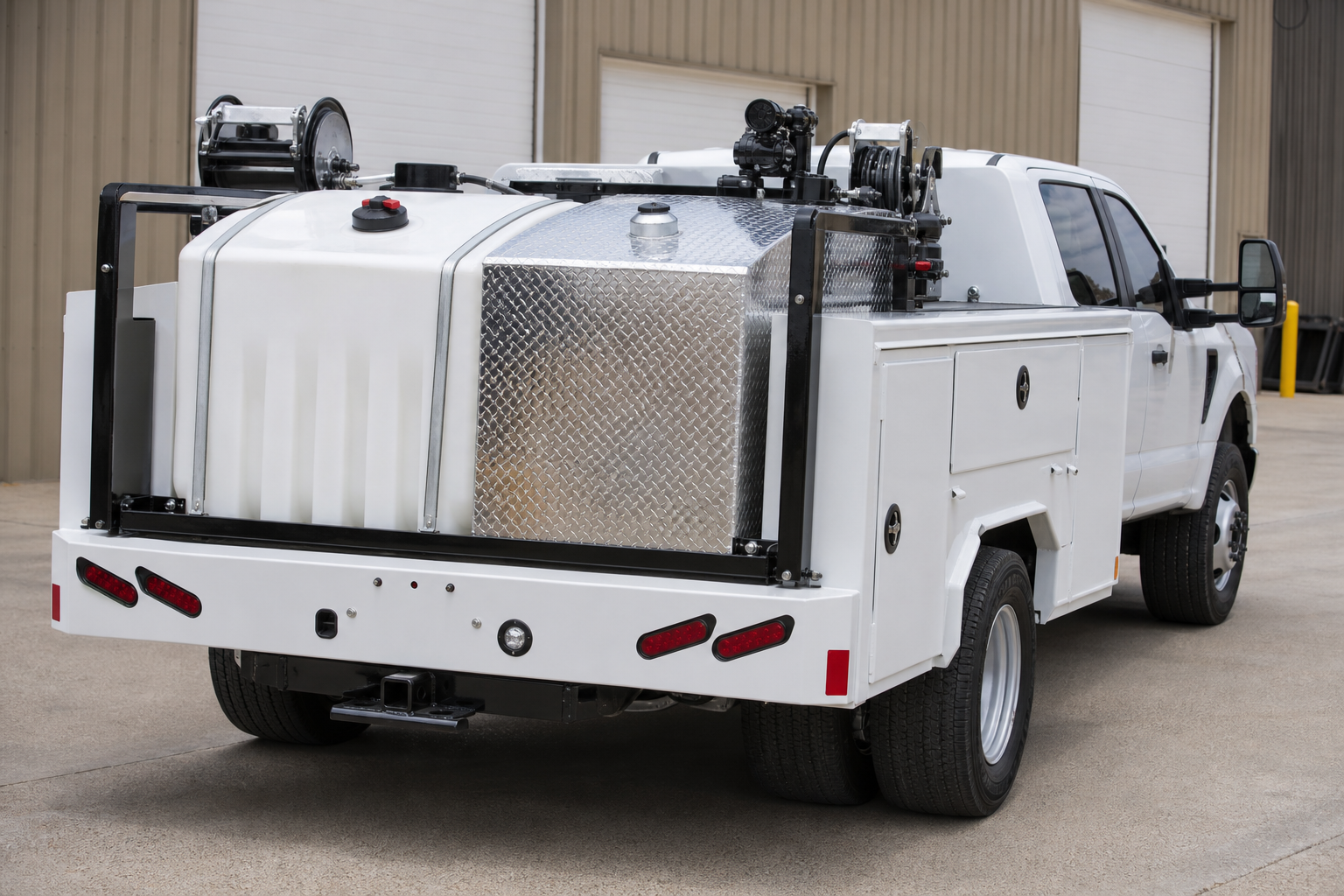 You are currently viewing Poly Fuel Tank vs. Aluminum Transfer Tank: Which Is Right for Your Work Truck?