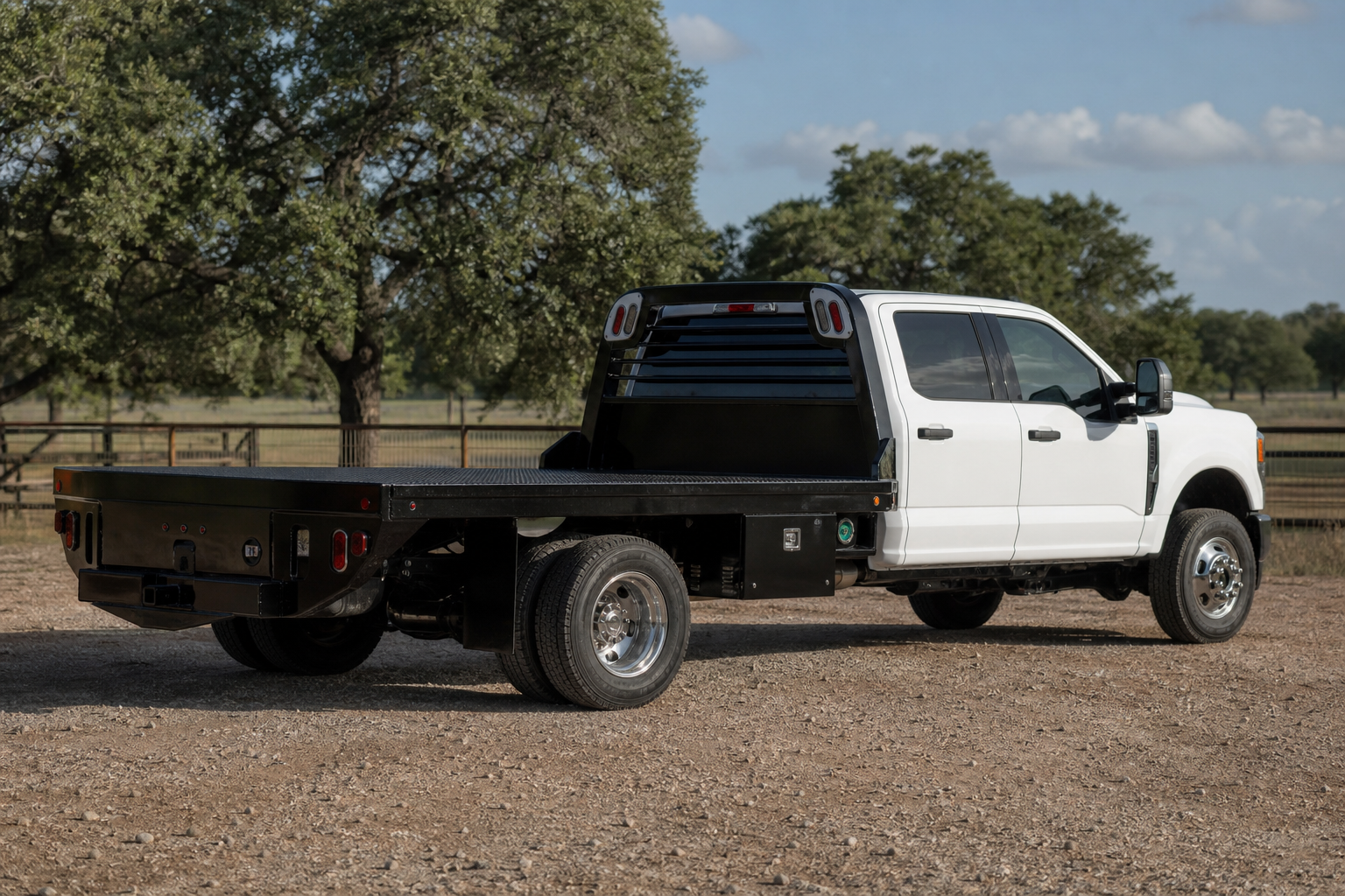 Read more about the article Skirted Flatbed vs Standard Flatbed: Which Truck Bed Is Right for You?