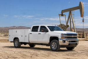 Read more about the article Flatbed vs. Service Body for Oilfield Pumpers: Which Truck Bed Fits the Job?