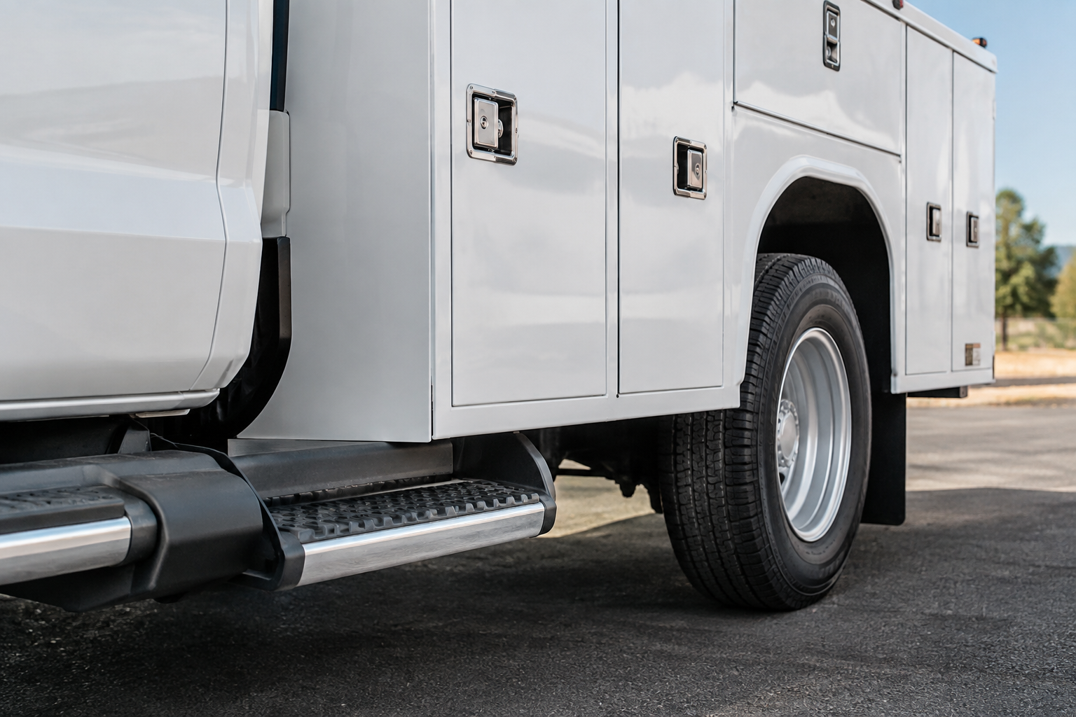 You are currently viewing Fold-Down Side Step vs. Fixed Side Step on a Service Body: Which Should You Spec?