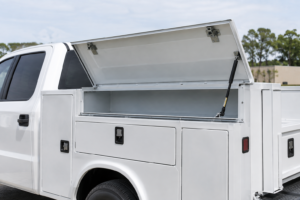 Read more about the article Toolbox Lid Strut vs. Manual Prop Rod on a Service Body: Which Holds Up Better?